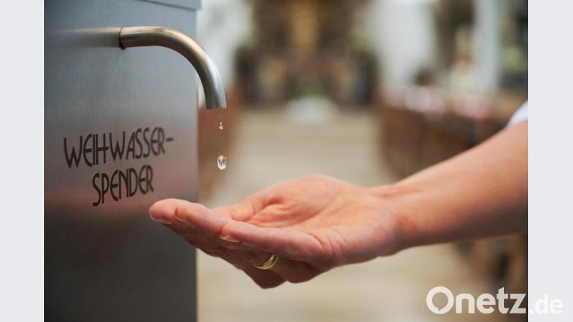 Der berührungslose Weihwasserspender. Bild: exb/Werner Berberich