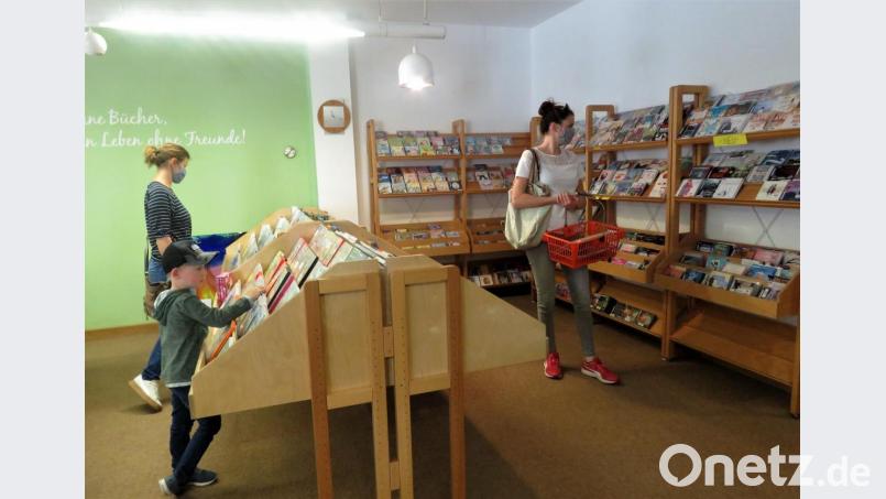 Auf Abstand und mit Mundschutz suchen sich diese beiden jungen Frauen diszipliniert in der Bücherei der Stadt Waldsassen ihre Leihgaben aus. Bild: ubb
