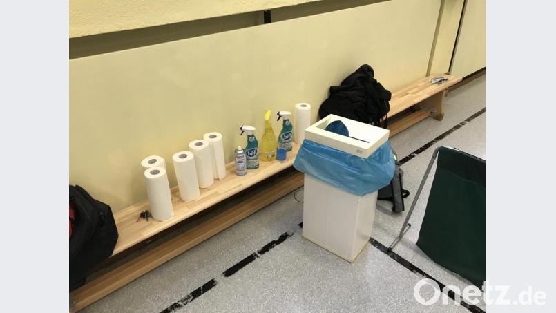 Desinfektionsmittel und Papiertücher stehen in ausreichender Menge zur Verfügung. Bild: kro