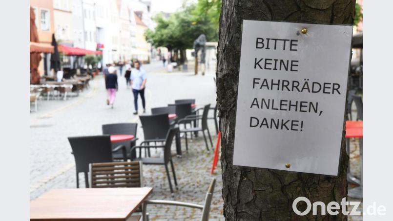 &quot;Bitte keine Fahrräder anlehnen!&quot;, steht auf dem Schild am Baum. Herumliegende und wild abgestellte Räder in der Weidener Altstadt sind die Folge. Auch die Corona-Abstandsregelungen in Restaurants tragen zu diesem Bild bei. Bild: Gabi Schönberger