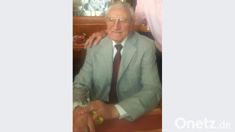 Valentin Bäumler feiert nicht nur seinen 90. Geburtstag, sondern zugleich die 65-jährige Mitgliedschaft im SPD-Ortsverein Waidhaus. Bild: fjo