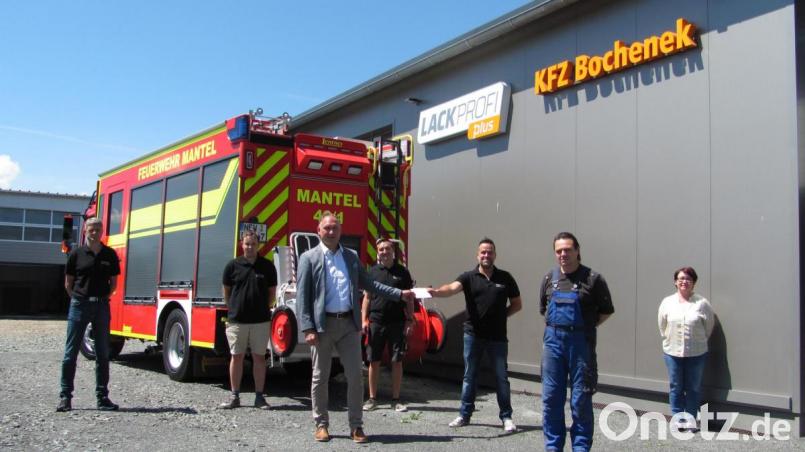 Marius Bochanek (Zweite von rechts) überreicht 200 Euro an die Feuerwehr. Bürgermeister Richard Kammerer (Dritter von links) hatte 100 Euro Spendengeld dabei. Feuerwehrvorstand Matthias Ay (Dritter von rechts), sein Vorstandskollege und die beiden Kommandanten bedanken sich für die Zuwendung. Bild: sei