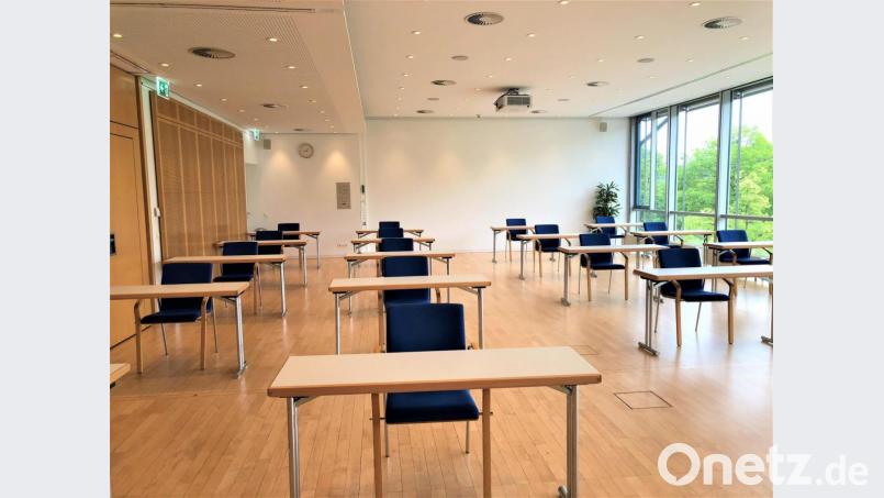 Ein Tagungsraum im ACC, wie er unter Einhaltung der Abstandsregeln derzeit aussieht. Bild: Amberger Congress Centrum, Petra Strobl