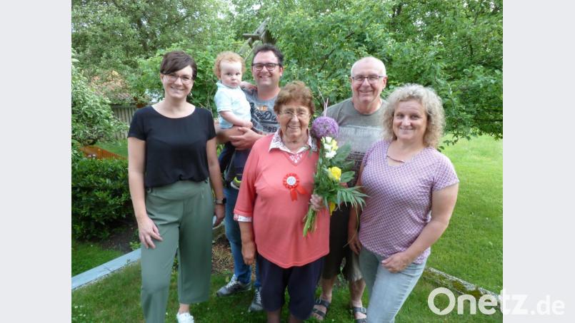 Nur ein kleines Treffen in engsten Familienkreis gab zu Anne Hechts 85. Geburtstag. Im Bild: Jubilarin Anne Hecht (Mitte) mit (von links) Enkelin Anja, dessen Mann Stefan und Urenkel Niklas, Sohn Edwin und dessen Lebensgefährtin Gerlinde. Bild: bir
