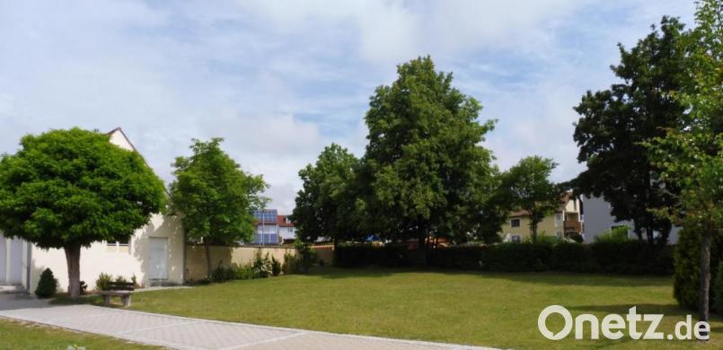 Als geeignet für Urnengräber und Baumbestattungen wird die Rasenfläche südlich des Leichenhauses befunden. Bild: ibj