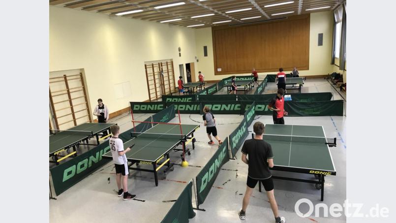 In sechs &quot;Boxen&quot; wird seit Montag beim TB Jahn Wiesau wieder Tischtennis trainiert. Bild: kro