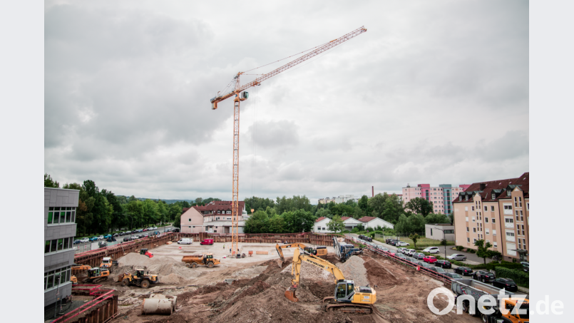 Während im vorderen Bereich des Geländes die Bagger noch einige Wochen zu tun haben, laufen hinten bereits die ersten Arbeiten an der Tiefgarage. Bis Mitte 2022 entsteht zwischen Dr.-Pfleger-Straße (links) und Leibnizstraße (rechts) das Quartier &quot;Neue Naabwiesen&quot;. Bild: Lukas Meister