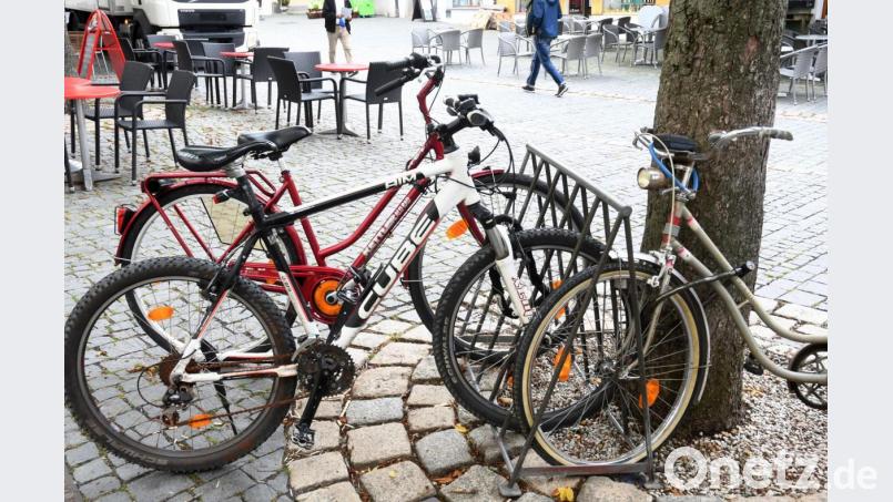 Sind herumliegende und wild abgestellte Räder in der Weidener Altstadt ein Problem? Ein Leser findet auch die Corona-Abstandsregelungen in Restaurants tragen zu diesem Bild bei. Bild: Gabi Schönberger