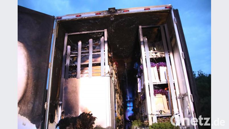 Auf der A3 bei Beratzhausen hat ein Sattelauflieger mit Blumen gebrannt. Bild: Alexander Auer