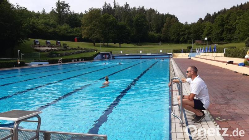 Bereits kurz nach 9 Uhr ziehen die ersten Badegäste unter den wachsamen Augen von Bademeister Horst Lindner im Schwimmerbecken ihre Bahnen. Bild: Lowak