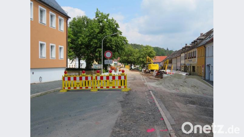 Ab hier geht es mit dem Auto nicht mehr weiter. Der Marktplatz von Neustadt am Kulm ist eine einzige große Baustelle. Bild: ow