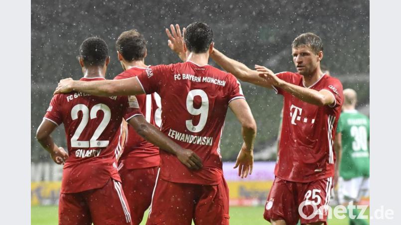 Robert Lewandowski von den Bayern feiert mit seinen Teamkollegen den Führungstreffer. Bild: Martin Meissner/dpa