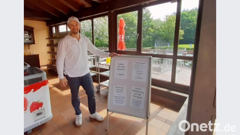 Viktor Sauerwein, der neue Pächter des Freibadkiosks, hat sich ebenfalls auf die Auflagen vorbereitet. Bild: Lowak