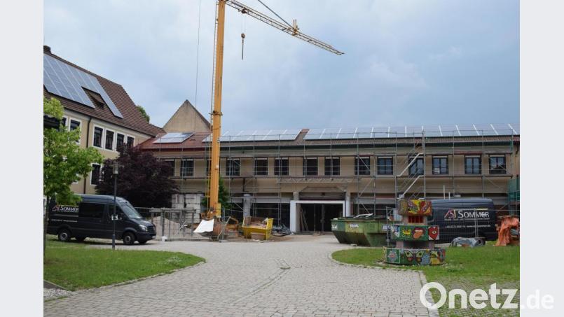 Die Umbauarbeiten an der Nabburger Mittelschule sind im vollen Gange. In diesem Zuge wird auch der Pausenhof neu gestaltet. Bild: bnr