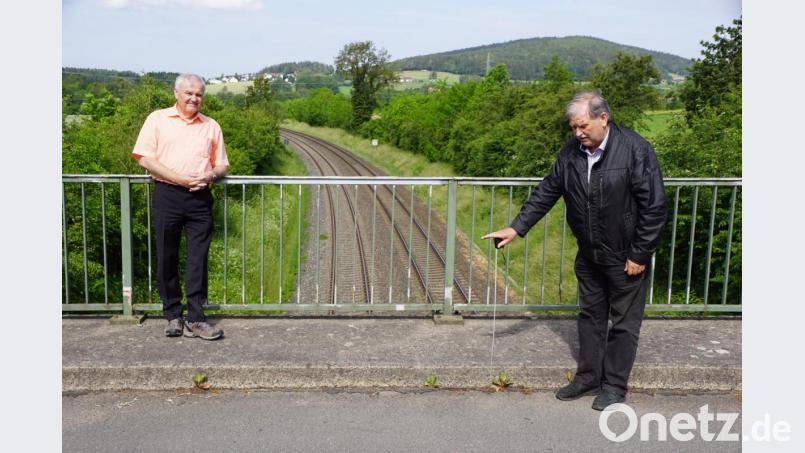 Um 80 Zentimeter muss die Brücke in Lenau für die Elektrifizierung angehoben werden. Zweiter Bürgermeister Albert Sollfrank (links) zeigt es dem Rathauschef Günter Kopp mit dem Maßband an. Bild: bkr