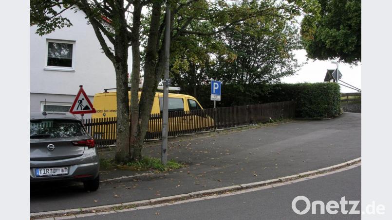 Der Parkplatz beim Friedhof ist viel zu klein. Bereits seit Monaten sucht die Gemeinde Fuchsmühl nach einer Lösung. Bild: wro
