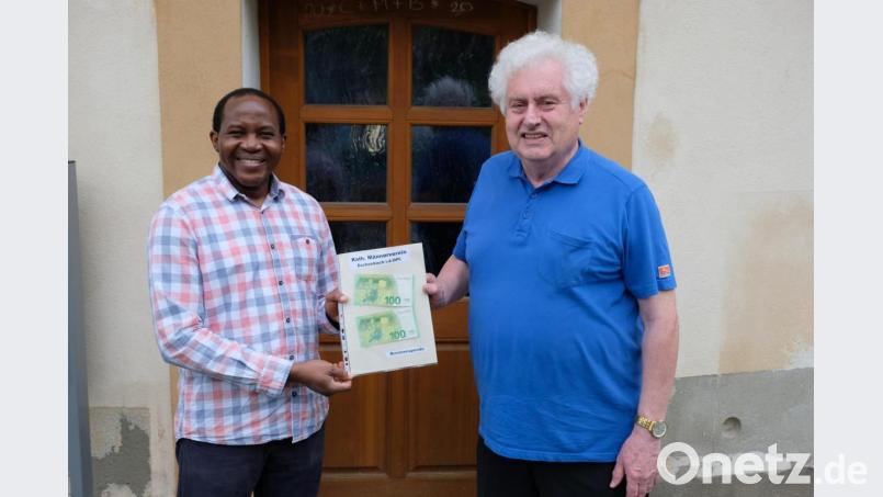 Mit einer Spende von 200 Euro unterstützt der Katholische Männerverein mit Vorsitzendem Manfred Neumann (rechts) das Brunnenbauprojekt von Vikar Victor Usman Jamahh im Norden Nigerias. Bild: do