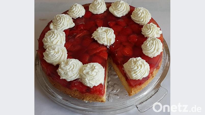 Ein Traum von einem Erdbeerkuchen. Das Sahnehäubchen sollte man sich aber unbedingt dazu gönnen. Bild: Gramolla