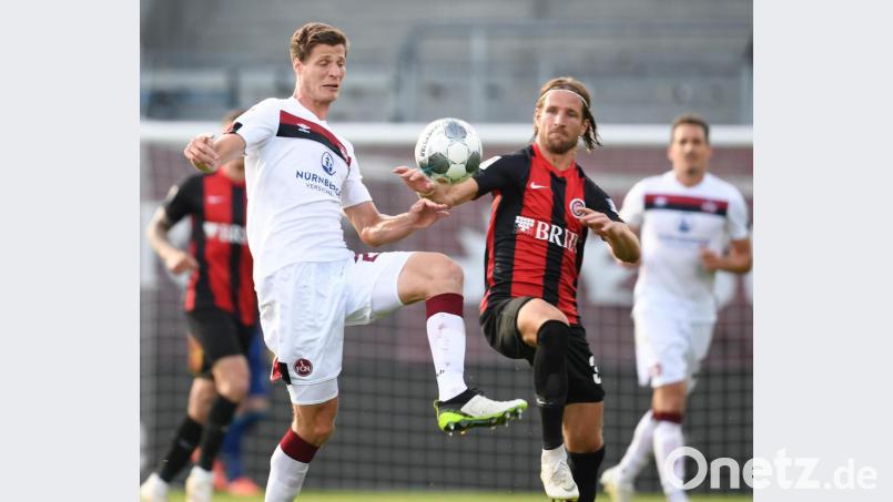 Wiesbadens Stefan Aigner (rechts) und Nürnbergs Patrick Erras kämpfen um den Ball. Bild: Arne Dedert/dpa