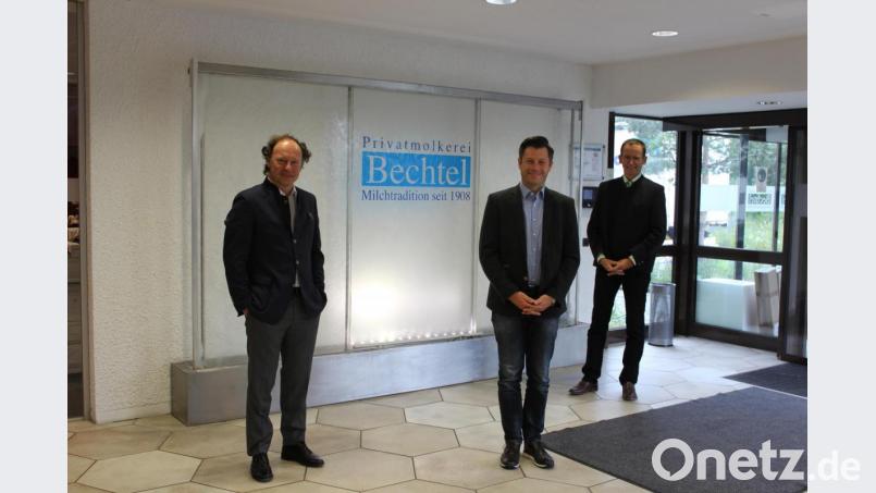 Milchhofchef René Guhl (links) und Chefeinkäufer Georg Müller (rechts) schilderten MdL Christoph Skutella die Probleme der Milcherzeuger. Bild: Sarah Wolf/exb