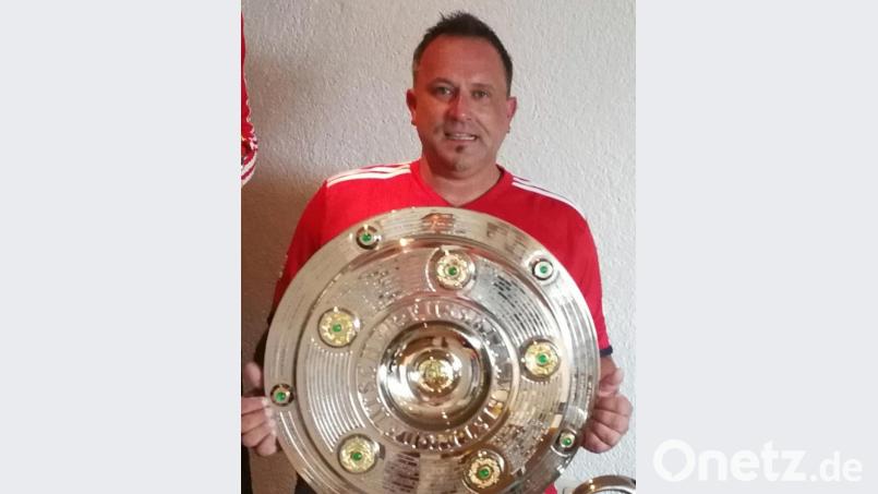 Der FC Bayern ist einmal mehr deutscher Meister: Marcus Fritsch vom Fanclub Wildenau hält eine Meisterschale aus vergangenen Spielzeiten in der Hand. Bild: exb