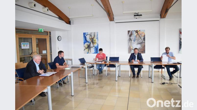 Der Schulverband Nabburg - Mittelschule traf sich zu seiner konstituierenden Sitzung. Zum Vorsitzenden wurde Bürgermeister Frank Zeitler (rechts) und zum Stellvertreter Bürgermeister Johann Wilhelm (links) gewählt. Außerdem gehört noch Tobias Knechtel (Zweiter von links) dem Schulverband an. Bild: bnr