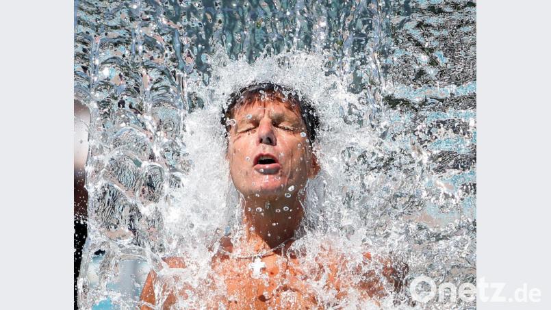 Oberviechtach hat für heiße Sommertage vorgesorgt: Das Freibad ist ab 20. Juni geöffnet. Symbolbild: Roland Weihrauch/dpa
