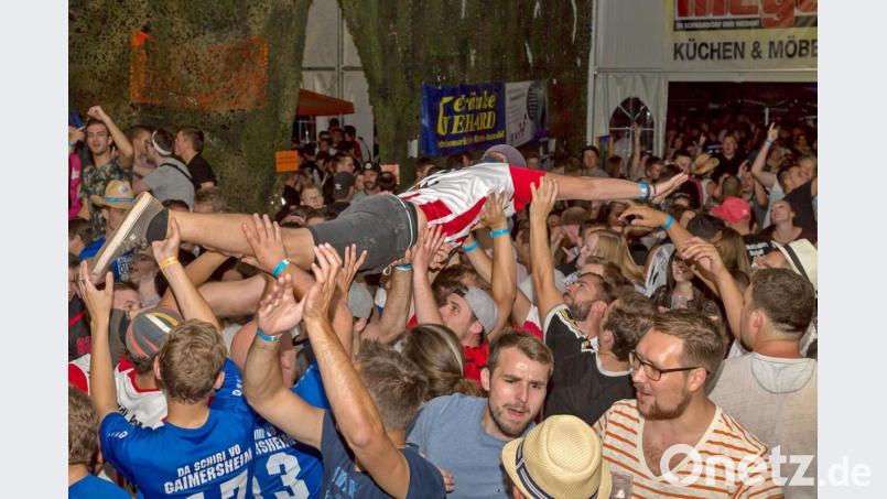 Wegen der Corona-Beschränkungen fällt das traditionelle Handballfest des HV Oberviechtach in diesem Jahr aus. Ausgelassenes Feiern, so wie hier auf dem Foto aus dem Jahr 2019, ist leider nicht möglich. Bild: Guenter Uschold (gud)