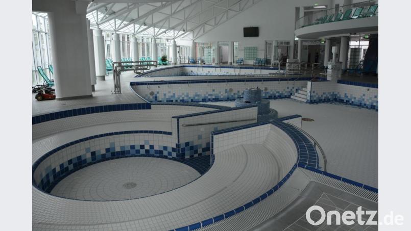 Blick in die Badelandschaft, dort wo sich normalerweise die Menschen tummeln. Noch sind die Becken leer. Anfang August könnte es wieder losgehen, zumal das Heilwasser noch von einem externen Labor eingehend untersucht werden muss. Bild: jr