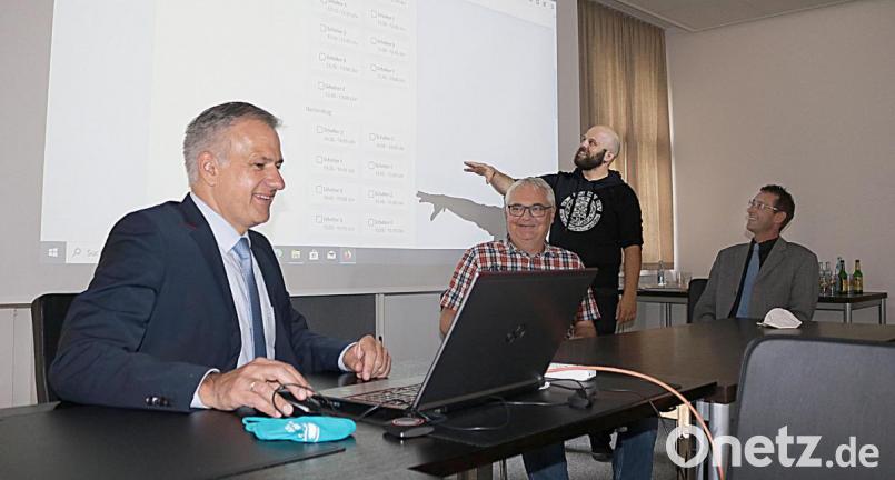 Der erste Test war schon mal erfolgreich: Landrat Roland Grillmeier (links) bucht online einen Termin bei der Zulassungsstelle Tirschenreuth. Mit dabei sind auch (von links): Klaus Kastl, stellvertretender Sachgebietsleiter, IT-Mitarbeiter Simon Haberkorn und Markus Zapf, zuständiger Abteilungsleiter. Bild: Stefan Malzer, Landkreis Tirschenreuth/exb