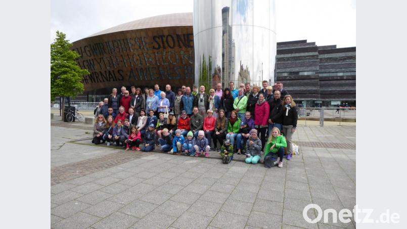 Besuch des Pencoed-Clubs Waldsassen in Wales. Hier stehen Mitglieder der Partnerschaftsclubs beider Städte vor dem &quot;Millennium Center&quot; in der Hafenstadt Cardiff, die in Wales liegt. Archivbild: exb