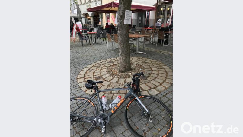 &quot;Bitte keine Fahrräder abstellen!&quot;, steht auf dem Schild am Baum. Herumliegende und wild abgestellte Räder in der Weidener Altstadt sind die Folge. Auch die Corona-Abstandsregelungen in Restaurants tragen zu diesem Bild bei. Bild: exb