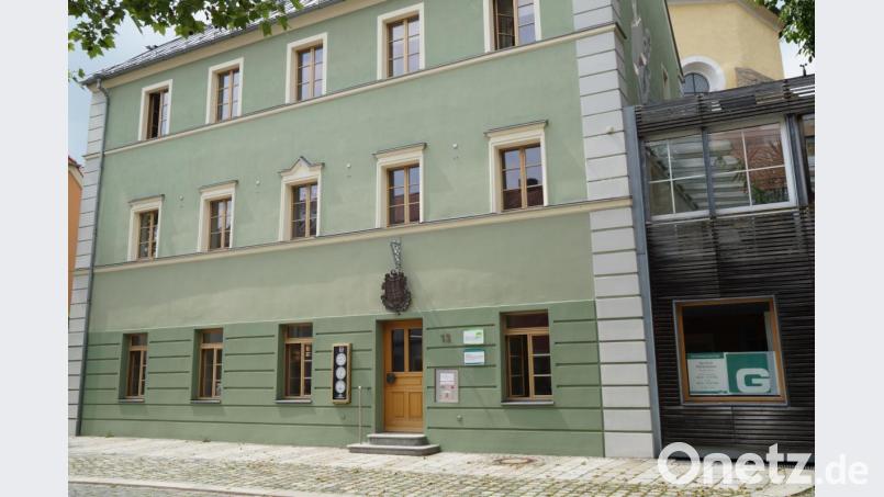 Mit der Sanierung der ehemaligen Apotheke und Umnutzung in eine Steuerkanzlei erhält das Oberviechtacher Altstadtbild eine erfreuliche Aufwertung. Bild: weu