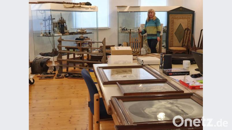 Der Raum für Sonderausstellungen ist derzeit umfunktioniert: Museumsleiterin Eva Maria Keil sortiert und inventarisiert die Exponate, die aus den Vitrinen geräumt wurden. Bild: Hösamer