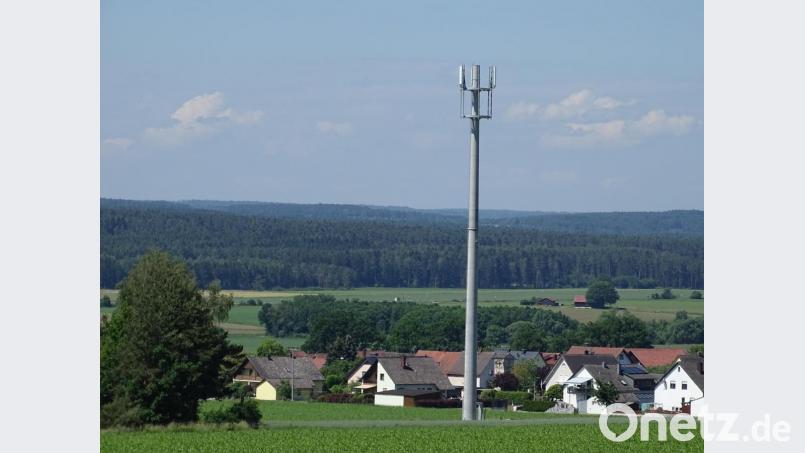 Da steht er jetzt, der 40 Meter hohe Sendemast. Mitten in der Landschaft und nicht weit weg vom Knöllinger Dorfrand. Doch dazwischen soll sich in der Zukunft noch ein Neubaugebiet schieben. Bild: Houschka