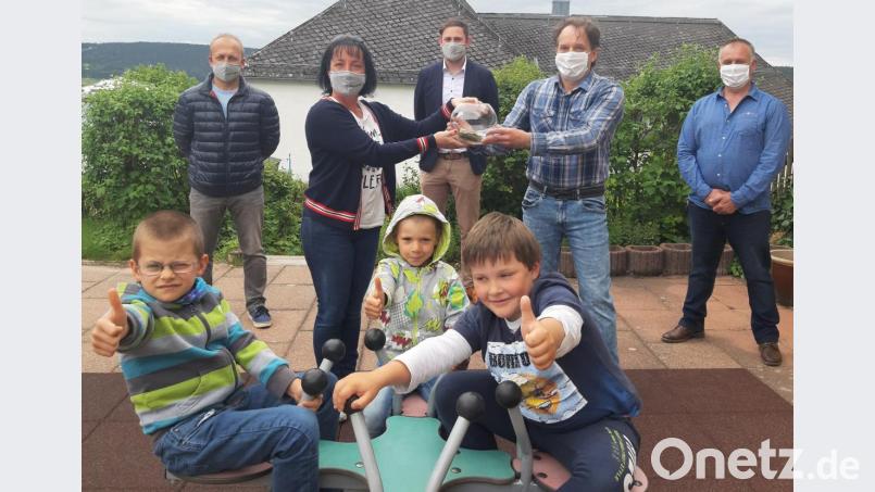 Geschäftsstellenleiter Thomas Förster, Kindergartenleiterin Silke Achatz und Bürgermeister Sebastian Voit freuen sich über die Spende von Niklos Kocsis und Gabor Gyore (hinten von links). Bild: gis