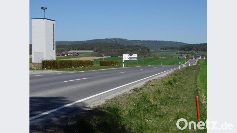 Wie ein langes Band zieht sich die Kreisstraße vor den Godelmann-Werkstoren hinüber nach Högling und weiter nach Etsdorf. Rechts vor der Einfahrt zum Unternehmen soll nun eine Gastankstelle entstehen. Das Projekt erhält die Zustimmung des Gemeinderats. Aber erst, nachdem Firmenchef Bernd Godelmann vor dem Plenum seine Vorstellungen erläutert hat. Bild: Houschka