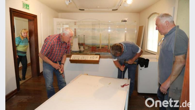Eduard Ziesla, Willi Walther und Stefan Balassa (von links) bauen die Vitrinen im Stadtmuseum ab und transportieren sie nach Kösching (Kreis Eichstätt) . Der Geschichtsverein nutzt die Vitrinen in seinem Heimatmuseum.