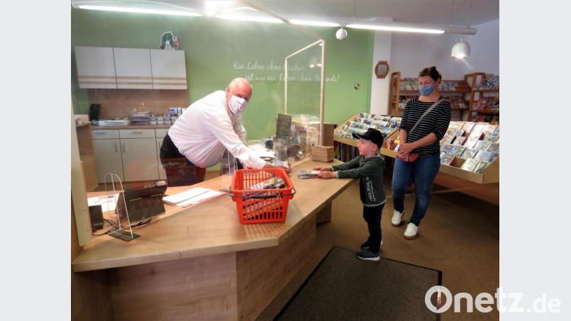Der kleine Junge hat sich zwei Filme ausgesucht und reicht sie Gerhard Laab durch eine Plexiglasscheibe. Es stört ihn nicht, denn zwischenzeitlich ist diese Schutzvorrichtung in jedem Laden und jeder öffentlichen Einrichtung Alltagsgegenstand geworden. Bild: ubb