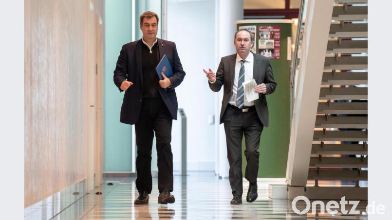 Im Gleichschritt: Über weitere Hilfen für die Automobilindustrie sind sich Ministerpräsident Markus Söder (CSU) und Wirtschaftsminister Hubert Aiwanger (Freie Wähler) einig. Archivbild: Peter Kneffel/dpa