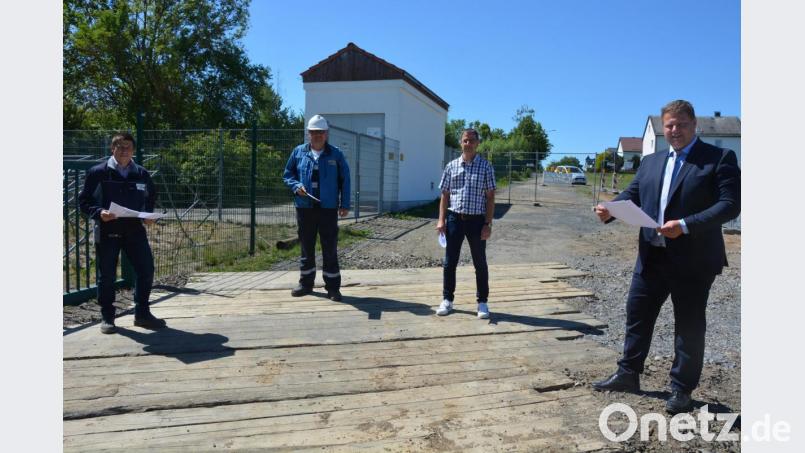 Matthias Klehr (Bayernwerk Netz GmbH), Karl-Heinz Hecht (Open Grid Europe), Bauamtsleiter Thomas Grillmeier und Bürgermeister Stefan Grillmeier (von links) informierten über das Projekt in der Verlängerung der Zanklgartenstraße. Bild: jr
