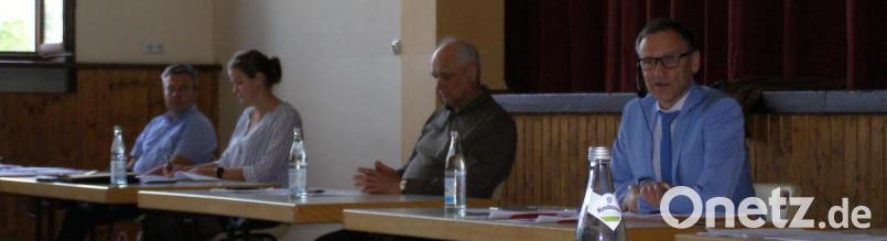 Bei der Sitzung des Stadtrats in der Stadthalle (von rechts) Bürgermeister Bernd Sommer, der scheidende Verwaltungs-Geschäftsführer Karl-Hans Hofmann, Assistentin Stefanie Ernstberger und Martin Rosner, Leiter der Bauverwaltung und künftiger Verwaltungs-Geschäftsführer. Bild: pz