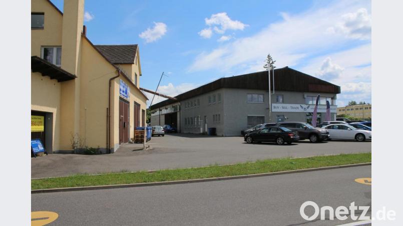Das geplante Fachmarktzentrum auf dem ehemaligen Deyerling-Gelände in Grafenwöhr wird Einzelhändler, Stadträte und Bürger noch länger beschäftigen. 17 Unternehmen haben gegen das Projekt Unterschriften gesammelt und diese nun Bürgermeister Edgar Knobloch pberreicht. Bild: sne