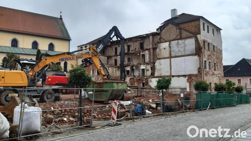 Der ehemalige Oberpfälzer Hof ist bald Geschichte. Derzeit wird das Gebäude am Stadtplatz abgerissen. Bild: Lowak
