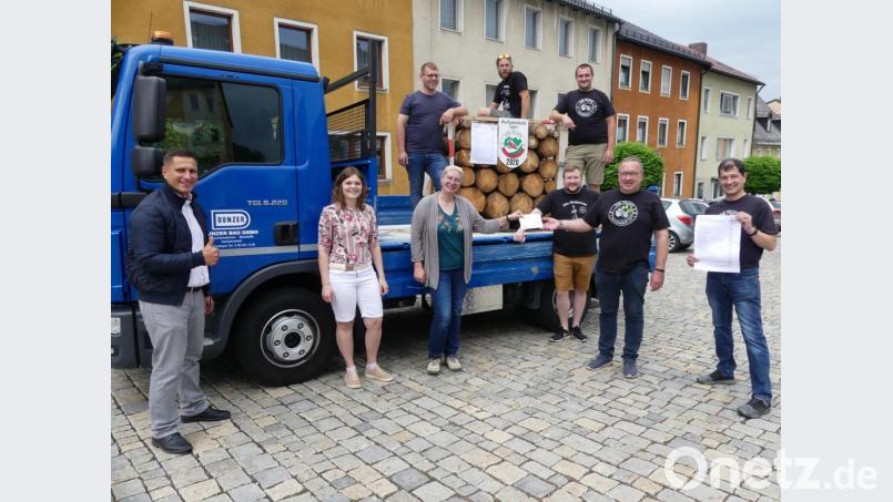 Bei einem Maibaumfest der anderen Art überreicht der Eschenbacher Motoradclub "Pilots" eine Spende über 2000 Euro an den Elternbeirat des Kindergartens. Mit dabei ist Bürgermeister Marcus Gradl (links). Bild: rn