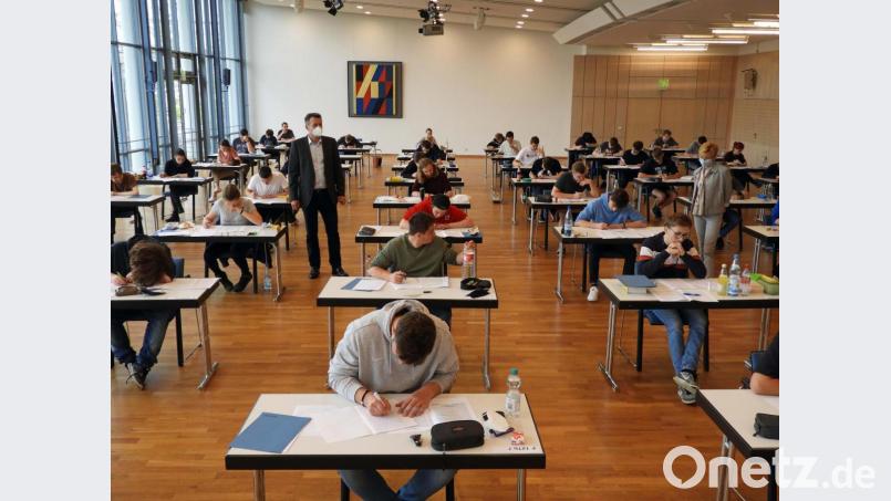 Auftakt zum Abitur: Aufgrund des Corona-Abstands schreiben 56 von 412 Schülern der Gustav-von-Schlör-Schule erstmals das Abitur im gleichnamigen Saal der Max-Reger-Halle. Bild: Winkler