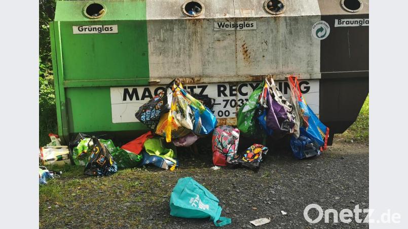Jede Menge Unrat lag in diesen Tagen beim Glascontainer in Steinmühle herum. Bild: exb
