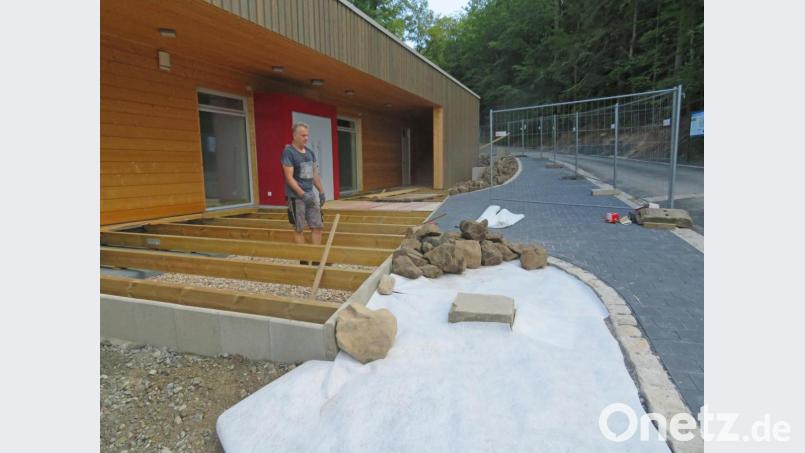 In den letzten Wochen sind bereits die Außenanlagen an der Baustelle des Infozentrums angelegt. Die Firma Braun aus Weiden hat den Eingangsbereich gepflastert, Parkplätze geschaffen und die Böschungen durch Betonfertigteil gesichert. Bild: ow