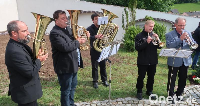 Die Musikkapelle mit Bernhard Schuierer (links) an der Spitze spielte den „Fenkerl-Marsch“. Bild: Hirsch