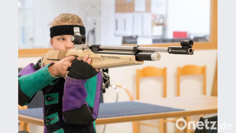 Jungschützin Sophie Härtl beim Training mit dem Luftgewehr. Bild: nza
